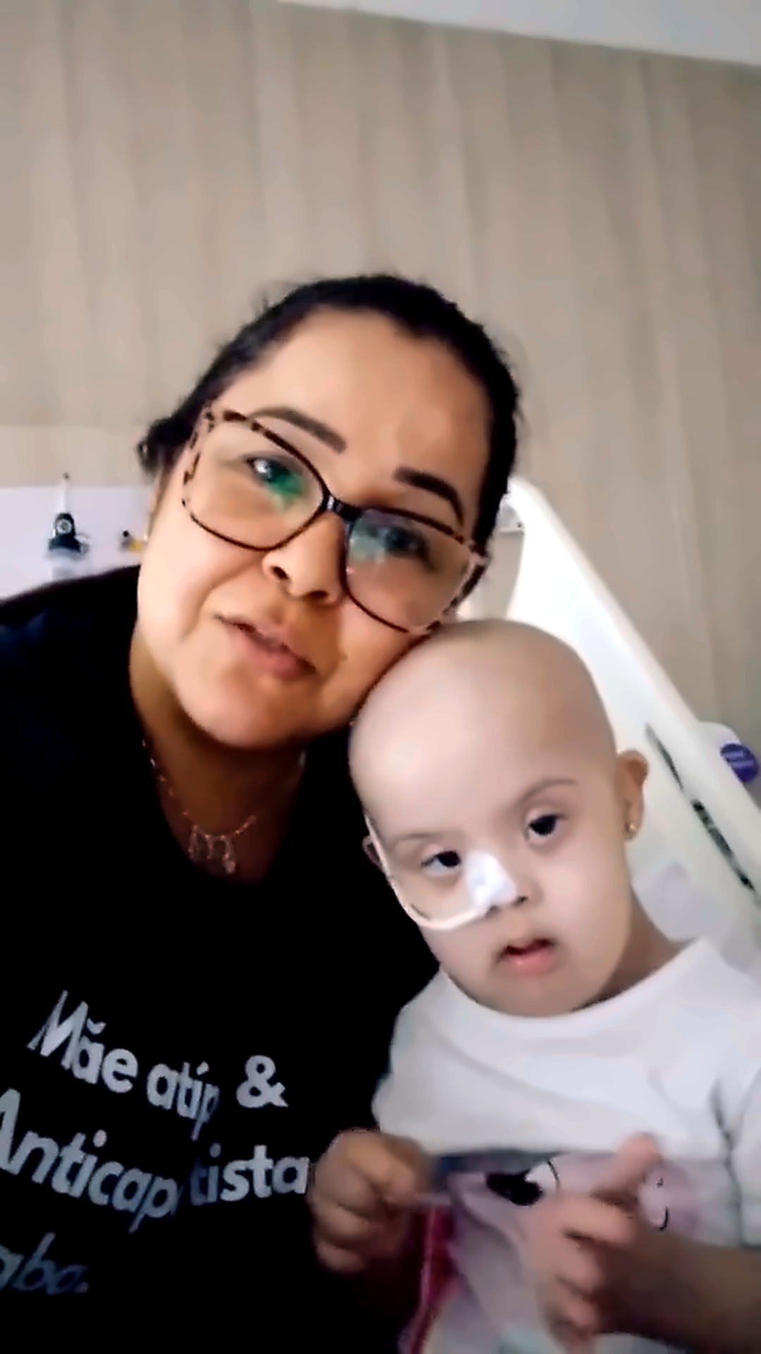 Rafinha ao lado da mãe durante recuperação
